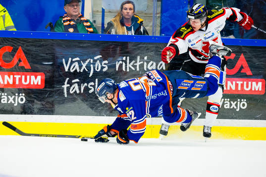 Örebros Daniel Viksten fäller Växjös Nick Johnson