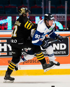 s Theodor Lennström tacklar Karlskogas Jesper Olofsson