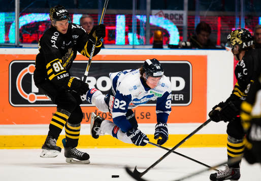 s Theodor Lennström tacklar Karlskogas Jesper Olofsson