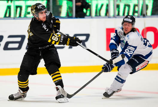 s Ryan McKiernan och Karlskogas Jesper Olofsson