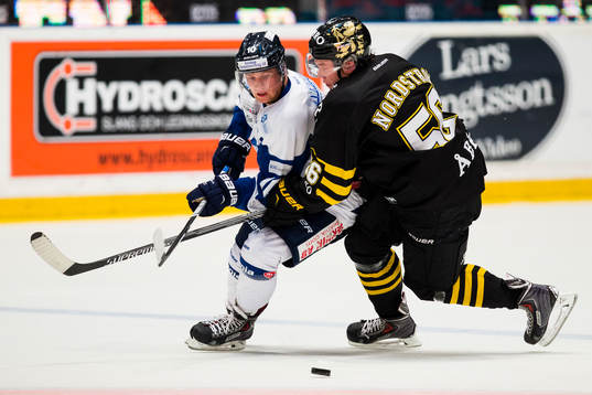 s Dennis Nordström i kamp om pucken
