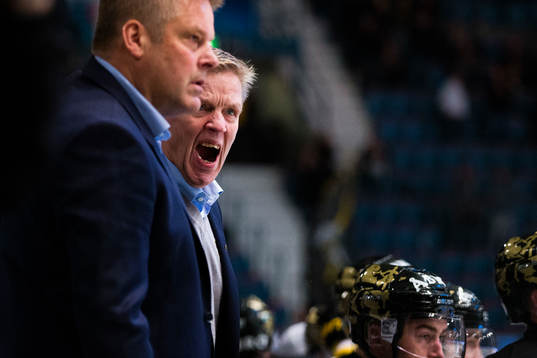 s tränare Peter Gradin jublar