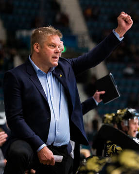 s tränare Thomas Fröberg jublar