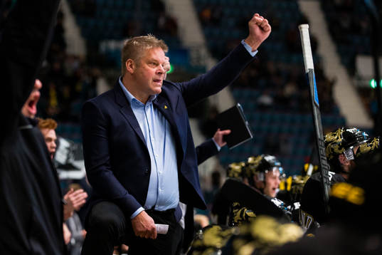 s tränare Thomas Fröberg jublar