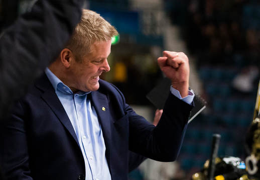 s tränare Thomas Fröberg jublar