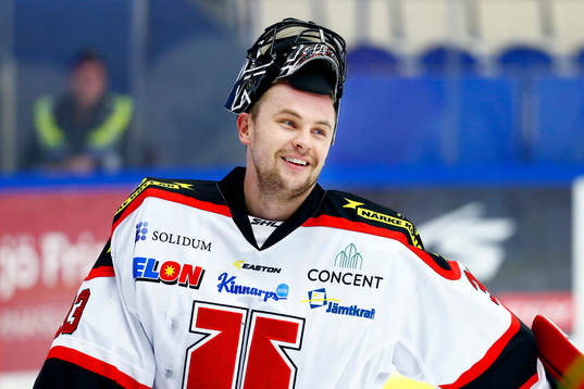 Örebros målvakt Julius Hudacek jublar