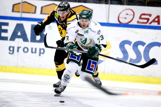 Skellefteås Mikko Lehtonen jagar Anton Grundel
