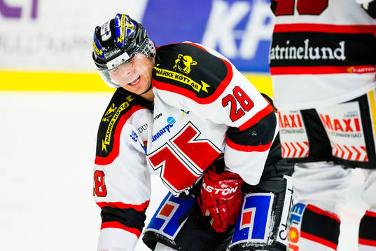 Örebros Tim Wallace grinar illa