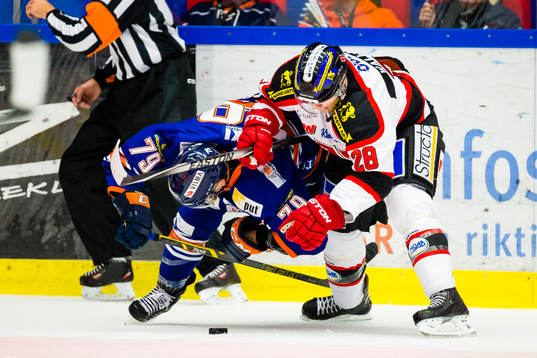 Örebros Tim Wallace trycker ner Växjös Patrik Lundh
