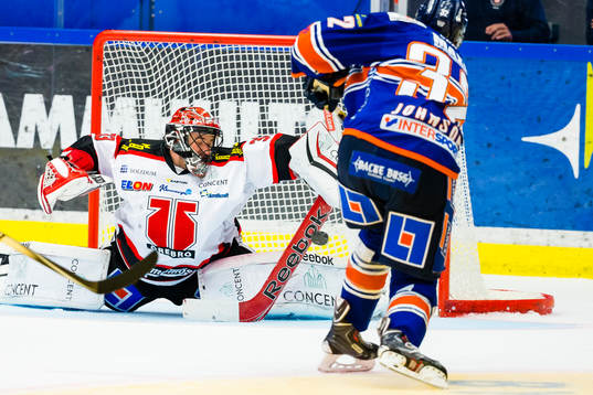 Örebros målvakt Julius Hudacek räddar ett skott från