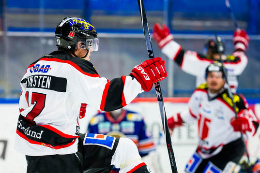 Örebros Daniel Viksten firar