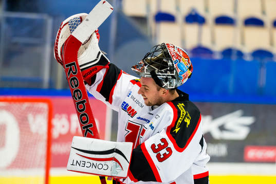 Örebros målvakt Julius Hudacek firar