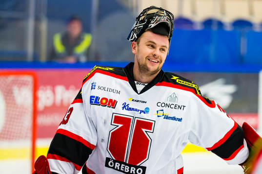 Örebros målvakt Julius Hudacek firar
