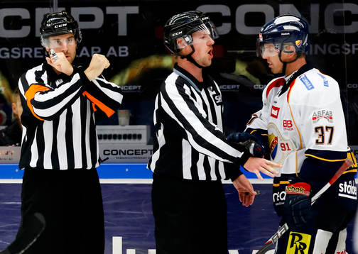 Domaren Mikael Sjöqvist visar ut Djurgårdens Mikael