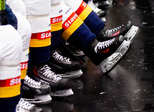 Skridskor i Djurgårdens spelarbås