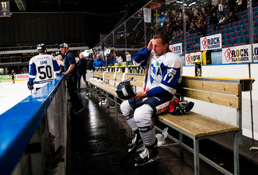 Karlskogas Christian Berglund sitter på bänken