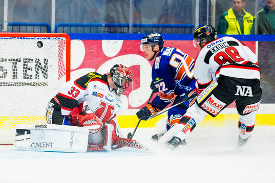 Växjös Gustav Rydahl gör 2-0 målet bakom Örebros