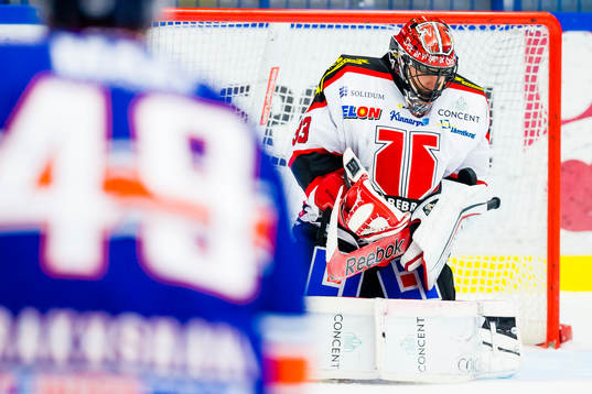 Örebros målvakt Julius Hudacek räddar en puck