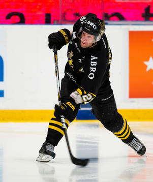 s Jordan Hendry med ett skott