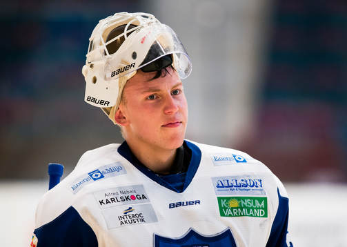 Karlskogas målvakt Emil Kruse ser bekymrad ut