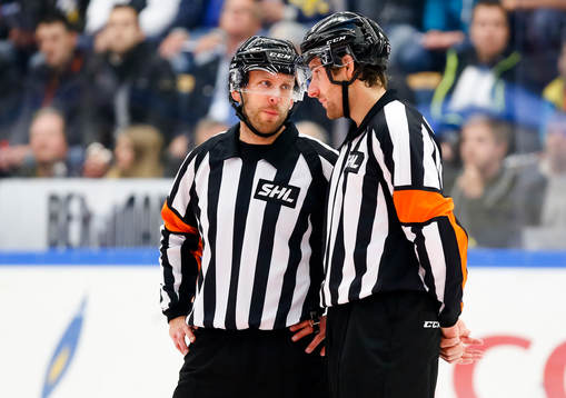Domarna Marcus Linde och Mikael Sjöqvist i samspråk