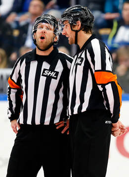 Domarna Marcus Linde och Mikael Sjöqvist i samspråk
