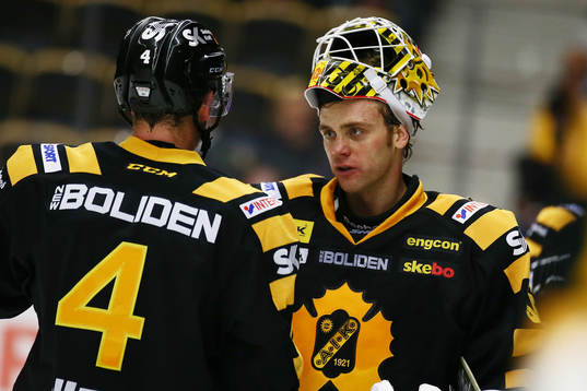Skellefteås målvakt Markus Svensson och Tim Heed