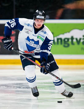 Karlskogas Adam Åkesson med pucken