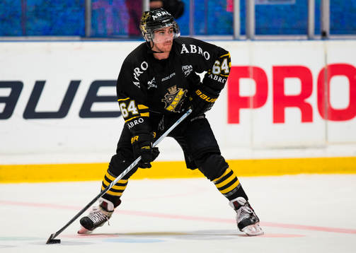 s Ryan McKiernan med pucken