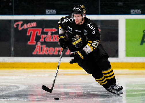 s Jordan Hendry med pucken