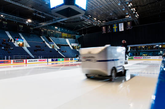 Ismaskin spolar isen innan ishockeymatchen i
