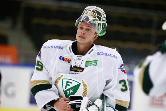 Fäjestads målvakt Fredrik Petterson-Wentzel deppar