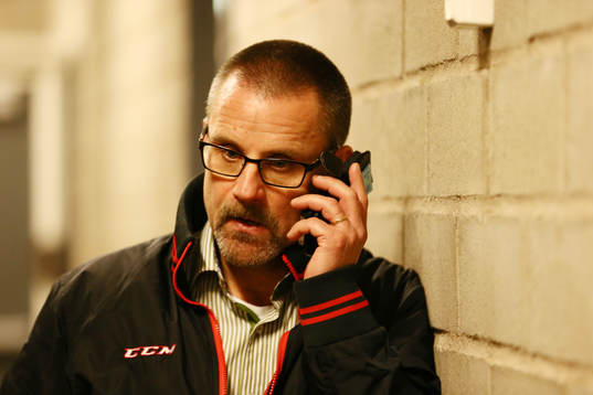 Fäjestads tränare Tommy Samuelsson i telefon