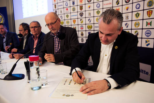 AIKs ordförande Johan Segui när en ny uppförandekod för
