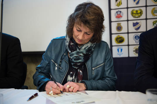 Suzanne Hällström, ordförande Degerfors, när en ny
