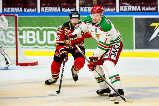 Moras Alexander Hilmerson och Malmö Redhawks Jens Olsson