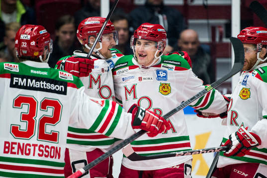 Moras Brett Sonne jublar ihop med sina lagkamrater