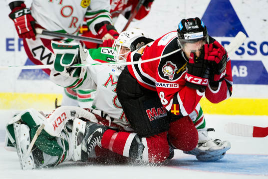 Malmö Redhawks Tony Romano tar sig för ansiktet
