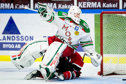 Moras målvakt Dan Bakala sitter ovanpå Malmö Redhawks