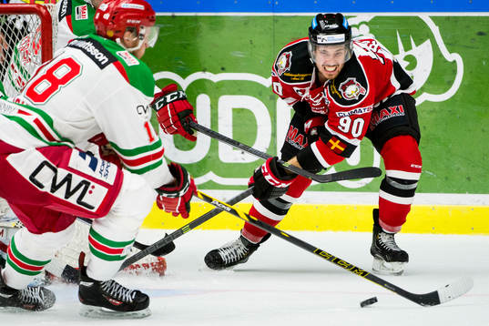 Moras Christoffer Fish tar pucken framför Malmö Redhawks