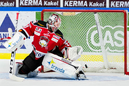 Malmö Redhawks målvakt Jonas Gunnarsson ser pucken gå i