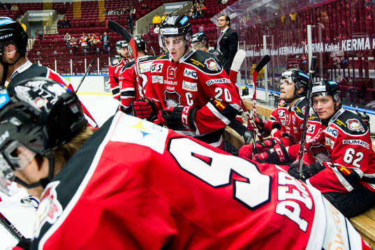 Malmö Redhawks Henrik Hetta och Jens Jakobs deppar i båset