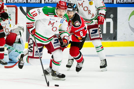 Moras Brett Sonne jagas av Malmö Redhawks Colin Stuart