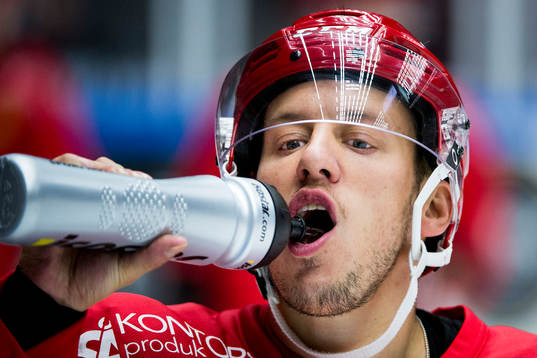 Moras Jonas Westerling dricker vatten