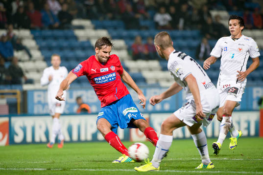 Helsingborgs Mikael Dahlberg skjuter in 2-0 målet