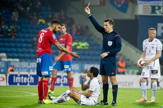Helsingborgs Victor Palsson får gul kort av domare Bojan