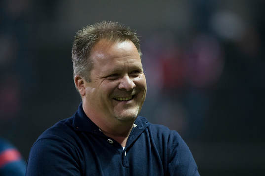 Helsingborgs tränare Roar Hansen skrattar
