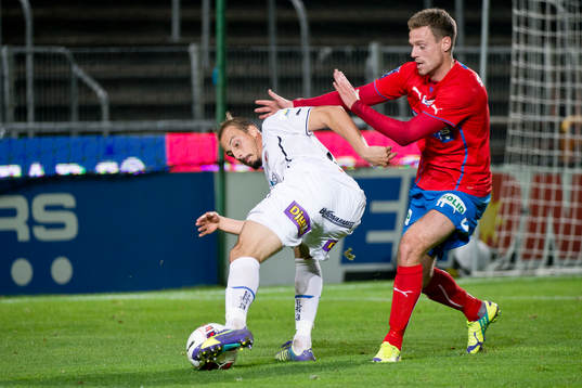 Kalmars Pär Eriksson och Helsingborgs  Arnór Smárason