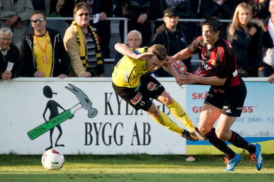 Mjällbys Viktor Nilsson flyger genom luften