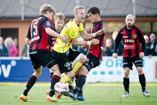 Mjällbys Christian Wilhelmsson fälls av Brommapojkarnas